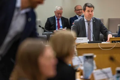 Miljøtillatelser i det blå, kapitalinnhentinger, skattehøring, havvindrapport og Fiskeribladet i 100