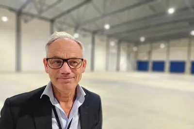 Coast åpnet ny kjøleterminal på OSL og slår et slag for flyfrakt: – Skal det bli fred på jorden, må vi forstå hverandre. For å få til det hjelper det mye på om vi besøker hverandre