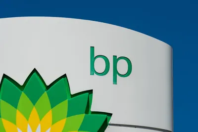 Shell 'weighs BP takeover' amid renewable energy retreat