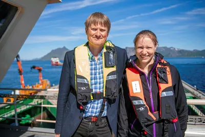 Her står Inge Berg og datteren Therese endelig om bord på Havfarmen
