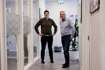 Sand framfor plast: – Det overrasker meg egentlig at man kan ha en sånn måte å produsere fisk på