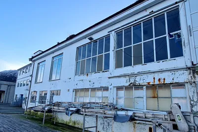 En har gått konkurs seks ganger, en annen sitter varetektsfengslet – drev omstridt fiskeforedling i gammelt fabrikkbygg