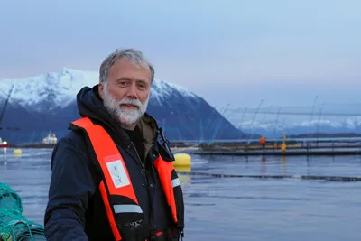 Syk og skadet laks har fått lakseinvestorer til å ringe denne mannen