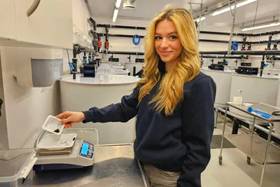 – De lurer på om fisken er trygg å spise, sier Louise Olsen Methlie Wedaa (22)