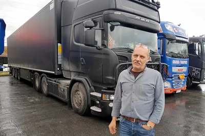 Langtransportsjåfør Dirk Vesschemoet: – Meir krevjande å køyre sjømat i koronaåret