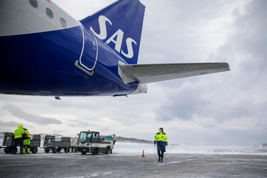 Kaptein Bjørn Erik Dahl sjekker flyet før avgang fra Bodø. SAS er i ferd med å introdusere flytypen Airbus A320neo på norsk innenriks – som bruker 16-20 prosent mindre drivstoff enn forgjengeren.