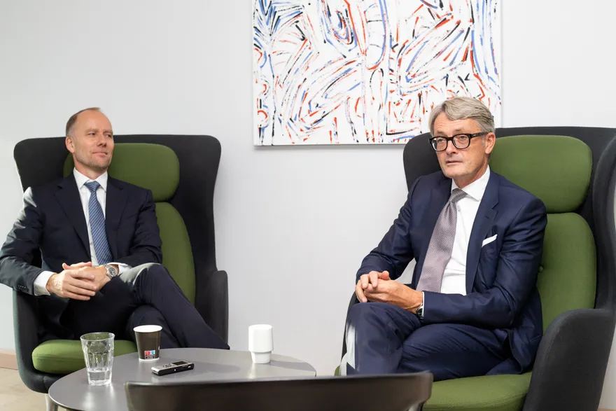 Aker Solutions-sjef Kjetel Digre og Aker-sjef Øyvind Eriksen var vertskap for et utvalgt knippe ONS-deltagere mandag kveld, og spikret avtalen med Schlumberger og Subsea 7 noen timer senere.