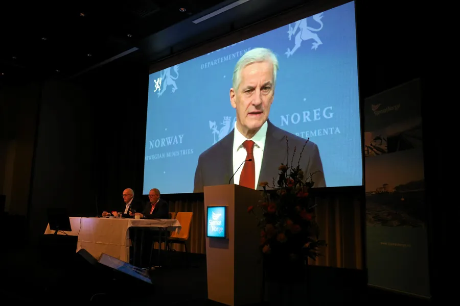 Bilde fra Sjømat Norge sitt lukkede medlemsmøte om lakseskatt tirsdag morgen, 28. mars 2023. Foramlingen lytter til statsministeren.