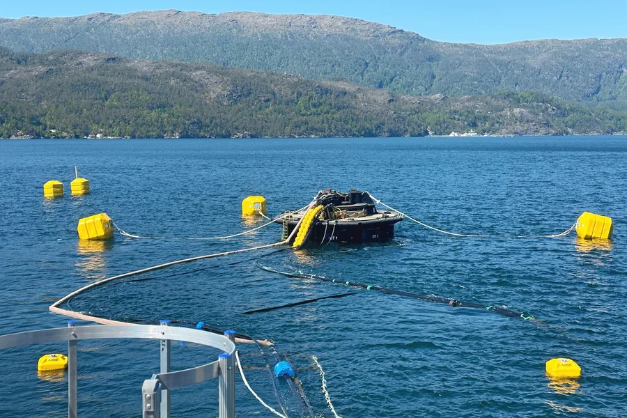 Slik ser Eide Fjordbruks lukkede anlegg ut. Det heter Watermoon, og fra overflaten er det lite å se, men under overflaten går anlegget 72 meter ned i dypet.