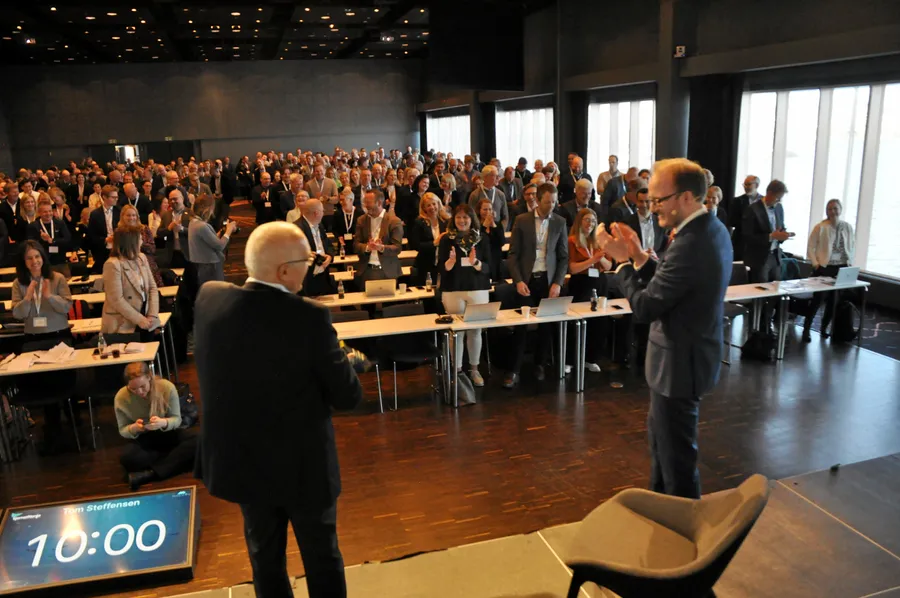 400 deltakere på årskonferansen klapper fram Bodø/Glimt i forkant av kampen mot Roma. I forgrunnen styreleder Paul Birger Torgnes (t.v.) i Sjømat Norge og konferansier Daniel Bjarmann-Simonsen.