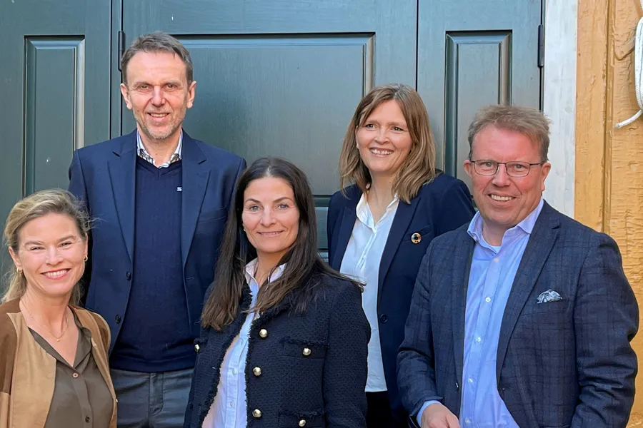 Fra venstre: HR- og kommunikasjonsdirektør Lucie Katrine Eidem, finansdirektør Svein Vestermo, kommersiell direktør Nina Olufsen, bærekraftsdirektør Hanne Digre, administrerende direktør Geir Myklebust.
