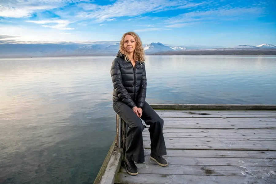 Elisabeth Ytteborg ved sjøen i Paradisbukta i Tromsø.
