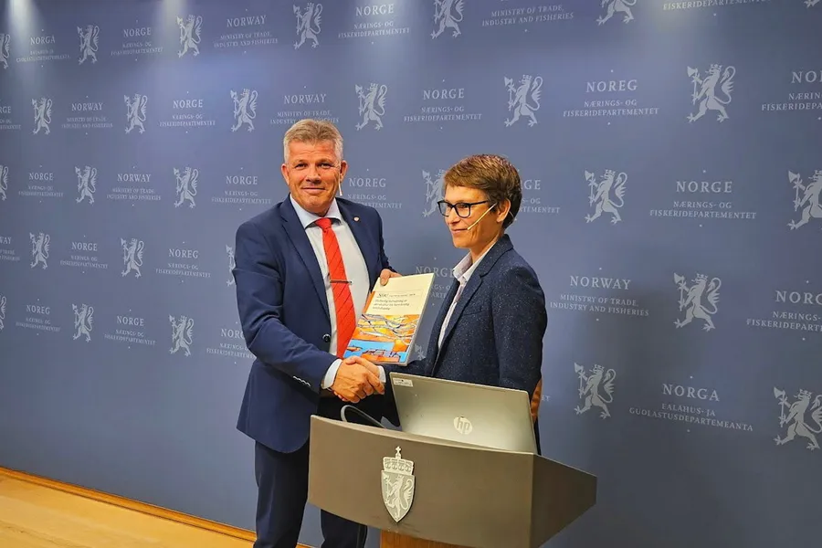 Fiskerimister Bjørnar Skjæran fikk torsdag overrakt rapporten med forslag til fremtidens havbruksnæring fra Havbruksutvalgets leder Linda Nøstbakken.