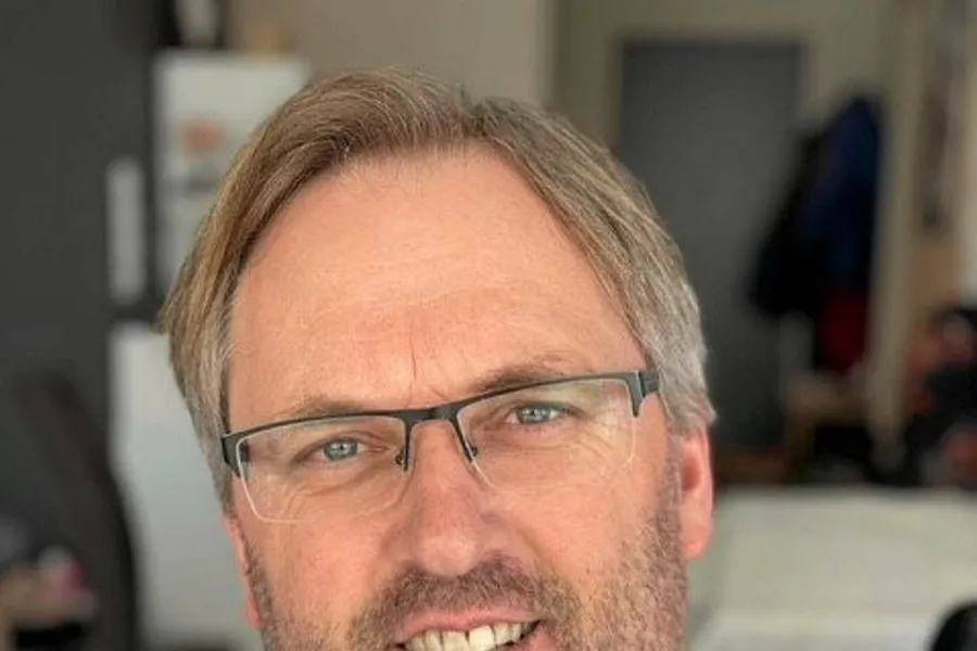 Gunnar Hide, leder for havbruk i ABB, mener man går glipp av mye kunnskapsoverføring i oppdrettsnæringen.
