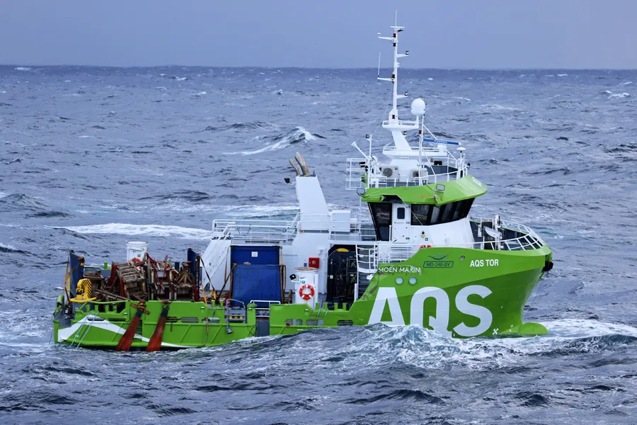 Bildet er tatt under bergingen av «AQS Tor» i Norskehavet.