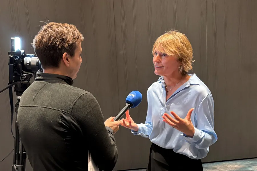 Aino Olaisen intervjues av pressen i forbindelse med salget av Nova Sea til Mowi. Nå blir hun arbeidende styreleder i selskapet frem til oppkjøpet er fullført.