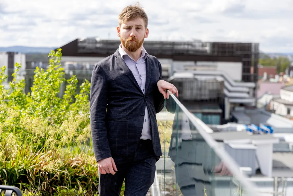 Oskar Eikeseth er konsulent hos en av verdens største konsulenthus, nemlig EY. Som en person som lever med cerebral parese, ønsker han å nyansere debatten om inkludering- og mangfold på arbeidsplassen.
