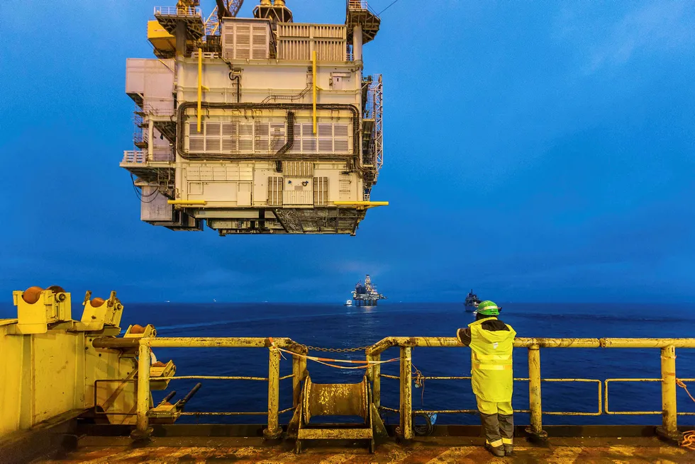 Et salg av energiaksjer vil ikke gjøre Norges næringsliv eller arbeidsstyrke mer omstillingsdyktig i møte med lavere oljepris. Statens oljeinntekter vil falle, men forestillingen om at dette kan motvirkes krone-for-krone ved å selge energiaksjer, stemmer ikke, skriver innleggsforfatterne. Her fra Gina Krog-feltet i Nordsjøen.