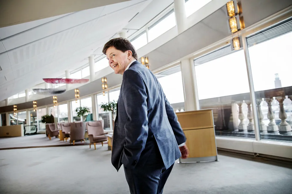 Sveriges talman Andreas Norlén i gangene utenfor kammeren i Sveriges Riksdag.