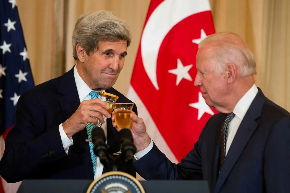 Demokratene John Kerry (til venstre) og Joe Biden er aktuelle kandidater til å utfordre Donald Trump i 2020.