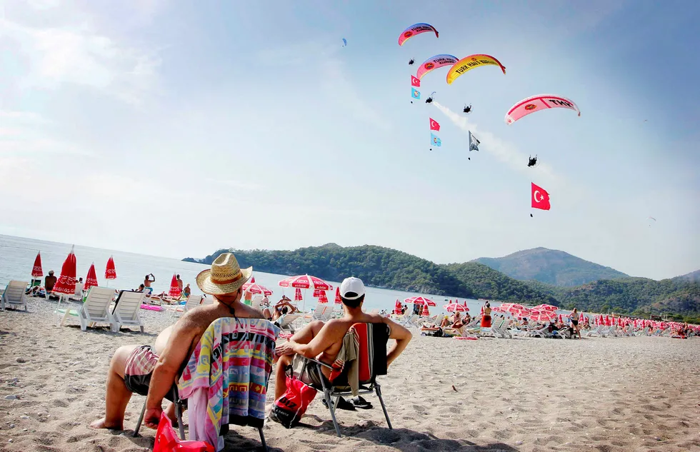 Norske turister som drar til Fethiye eller andre steder i Tyrkia får en billigere ferie på grunn av valutakursutviklingen. Foto: Kenan Gurbuz/Reuters/NTB Scanpix
