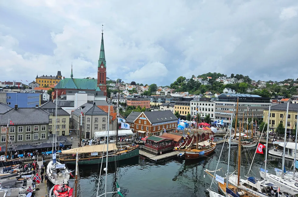 En leder i en av havnæringene er siktet for snikfilming på badet i en leid leilighet under Arendalsuka.