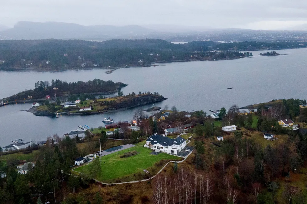 Gåsøya omtales som rikmannsøya. Her har flere milliardærer fritidsbolig. På en høyde midt på øya ligger Villa Glitre, som med et boareal på nesten 700 kvadratmeter er en av de største og mest verdifulle villaene i Bærums skjærgård. I 2007 ble villaen solgt ut av landet til et anonymt selskap i skatteparadiset Isle of Man.