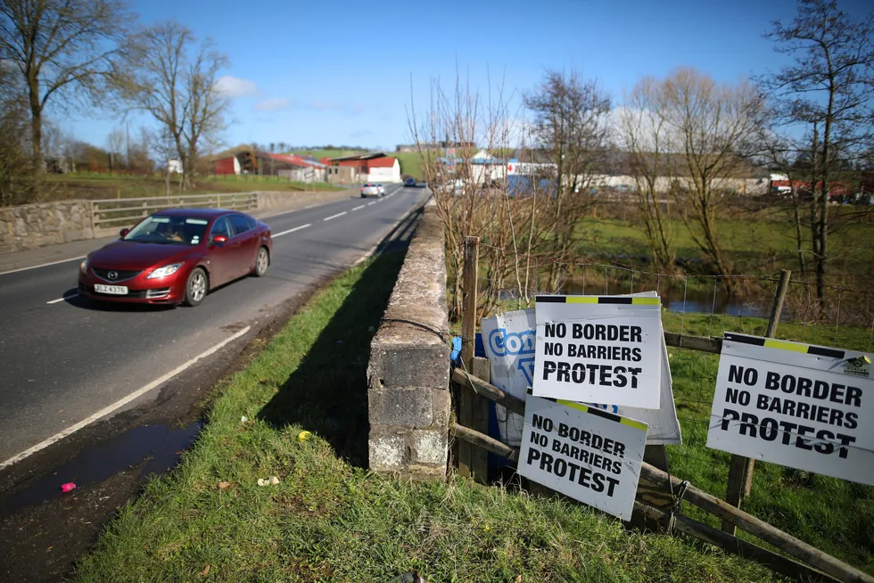 Den (nesten) usynlige grensen mellom Irland og Nord-Irland.