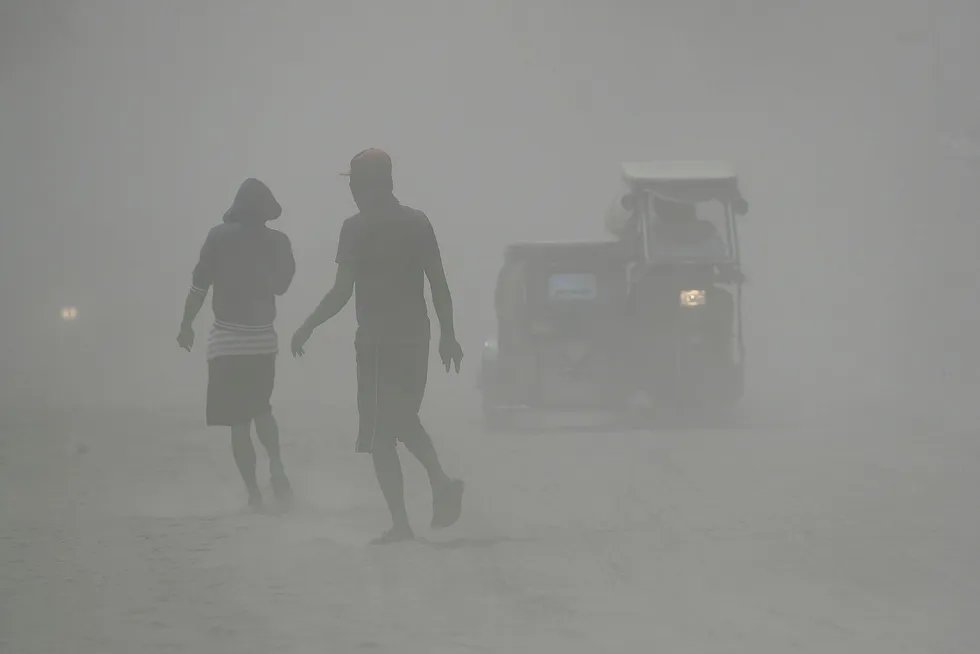 Vulkanen Taal som ligger 66 kilometer fra den filippinske hovedstaden Manila, har sporadisk spyttet ut glødende lava og sendt varm aske og røyk utover et stort område siden de første utbruddene søndag.
