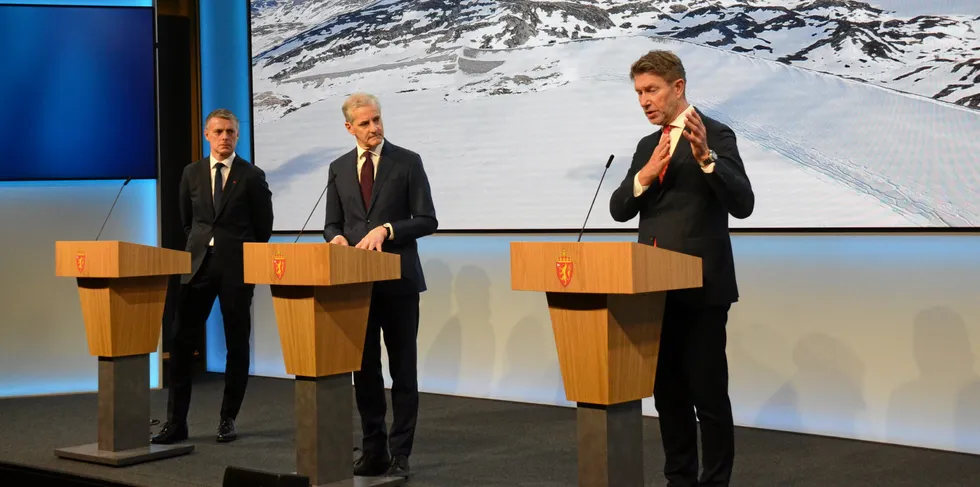 Bedre styring av forsyningssikkerheten, var tema da vassdrags- og energidirektør Kjetil Lund, statsminister Jonas Gahr Støre og olje- og energiminister Terje Aasland stilte på felles pressekonferanse i januar 2023. Et nytt oppdragsbrev til NVE kan tyde på at regjeringen nå også vil ha bedre styring på sammenhengen mellom klima, nett og fornybar energi.