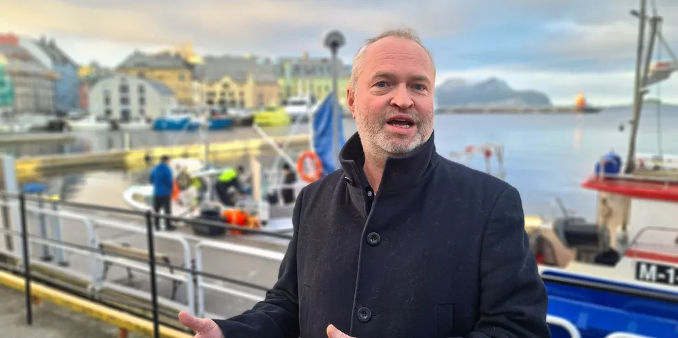 Glen Bradley er viseadministrerende direktør i Rostein. Her fotografert på kaien i Ålesund, rett utenfor rederiets Ålesund-kontor.