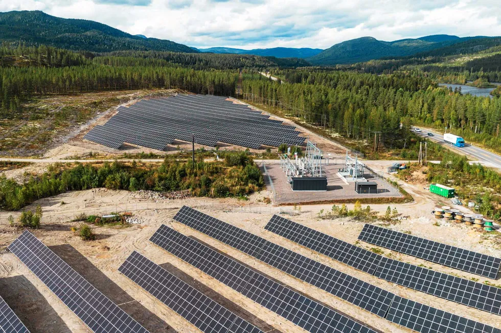 Furuseth solkraftverk i Stor-Elvdal kommune i Innlandet var det første solkraftverket som fikk konsesjon av NVE. Til sammen syv prosjekter har til nå fått konsesjon, inkludert fire så langt i år. Samtidig vokser køen mye raskere enn hva NVE klarer å ferdigbehandle.
