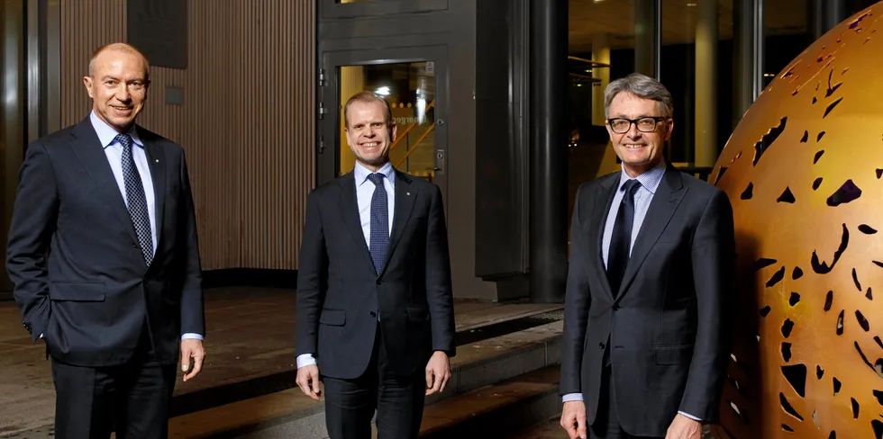 Konsernsjefene Christian Rynning-Tønnesen i Statkraft (fv), Svein Tore Holsether i Yara og Øyvind Eriksen i Aker inngår intensjonsavtale om partnerskap for å produsere og utvikle en verdikjede for grønt hydrogen og grønn ammoniakk i Norge med Herøya som første prosjekt.