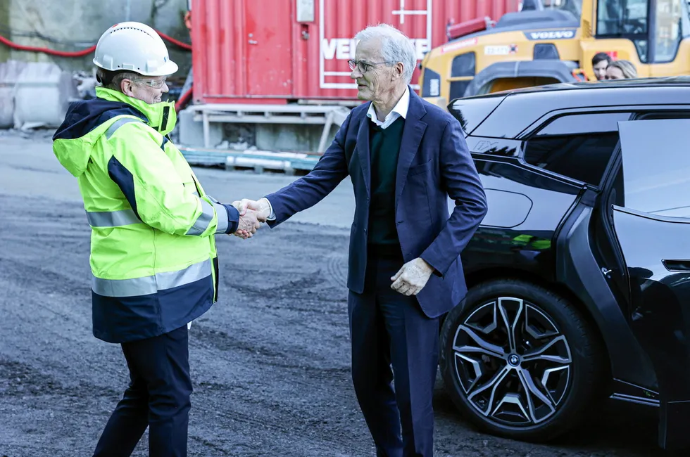 Selv statsminister Jonas Gahr Støre har latt seg fascinere av det lille kraftkonsernet Sognekraft. Her hilser han på konsernsjef Terje Bakke Nævdal.
