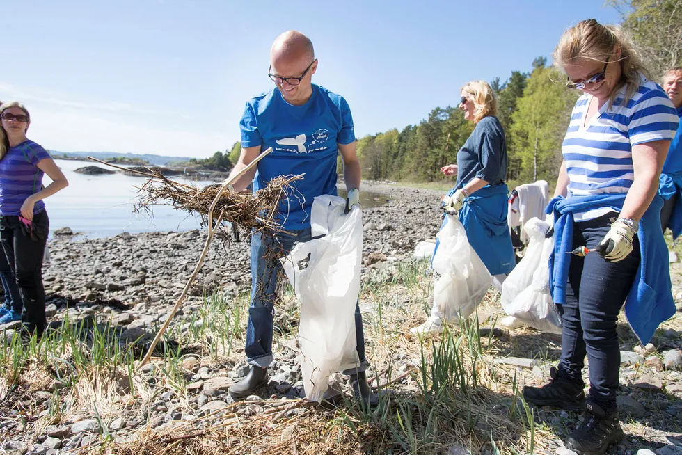 Klima- og miljøminister Vidar Helgesen (H) var med på strandrydding på Langåra utenfor Sandvika forrige lørdag. Denne uken brukte han til å forberede seg til FNs havkonferanse om plastforsøpling som holdes i New York neste uke. Foto: Audun Braasta/NTB Scanpix