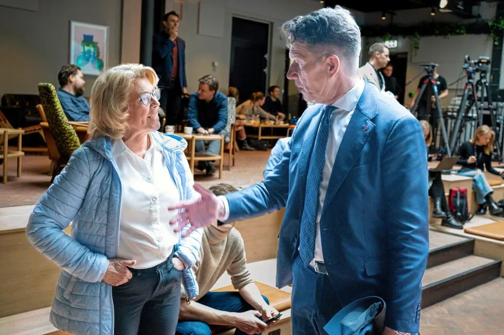 Åslaug Haga, leder i Fornybar Norge, her i passiar med energiminister Terje Aasland (Ap).