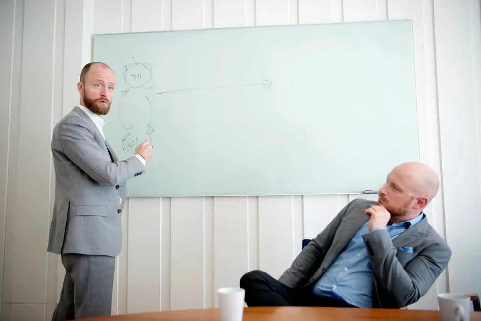 Sigurd Vik (til venstre) og Sigurd Gran har fått med seg et team på elleve i Oslo og fem i Warsava for å lage et nordisk byrå for robotisert kommunikasjon med brukerne i digitale tjenester programvare. Foto: Mikaela Berg