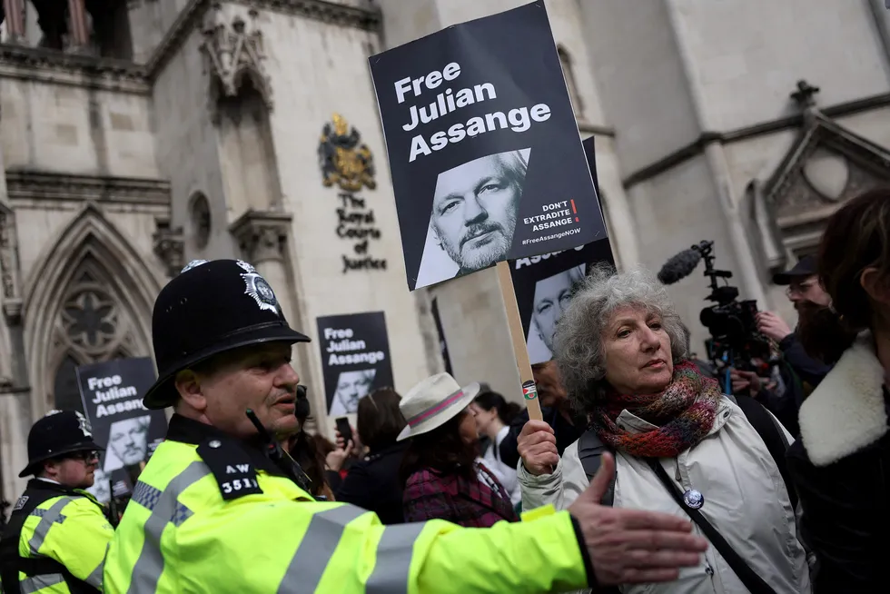 Julian Assange har fått en stadig større og tydeligere krets av støttespillere. Her fra en demonstrasjon utenfor The Royal Courts of Justice i London 26. mars i år.