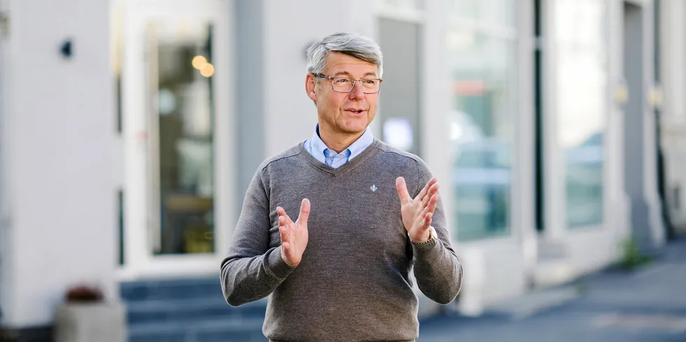 Blid på bildet, men kraftig irritert på RME: – Å trumfe gjennom de nye prismodellene mot Stortingets vilje, vil ytterligere svekke tilliten til en bransje hvor tilliten allerede er tynnslitt, skriver Morten Meyer i Huseierne.