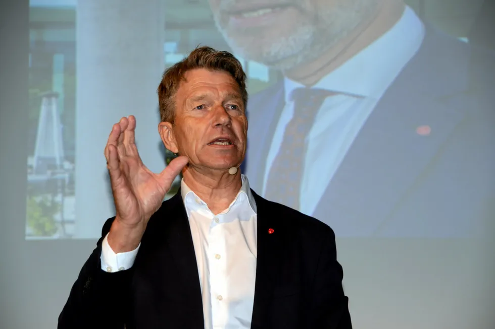 – Jeg vil gjerne gjøre ting i samarbeid med kommunene, men hvis ikke det går, kan vi stramme til enda mer, sier energiminister Terje Aasland.