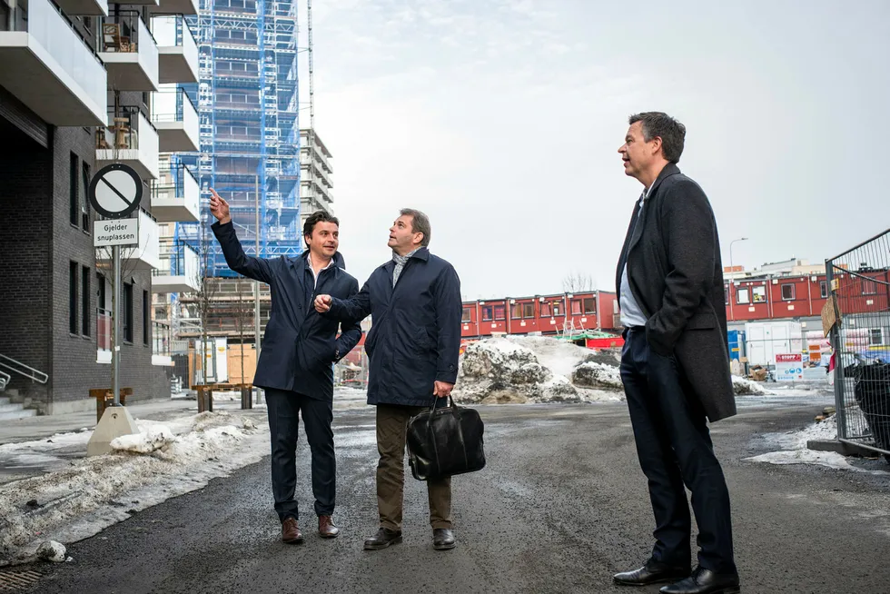 På tomten til tidligere Tiedemanns Tobaksfabrik på Ensjø i Oslo ble det laget tobakk i ti år etter at virksomheten ble solgt ut av landet – frem til 2008. Senere har Ferd bygget hundrevis av boliger med stor gevinst. Fra venstre: Konsernsjef Morten Borge, direktør Carl Brynjulfsen i Ferd Eiendom og investeringsdirektør Tom Erik Myrland i Ferd.