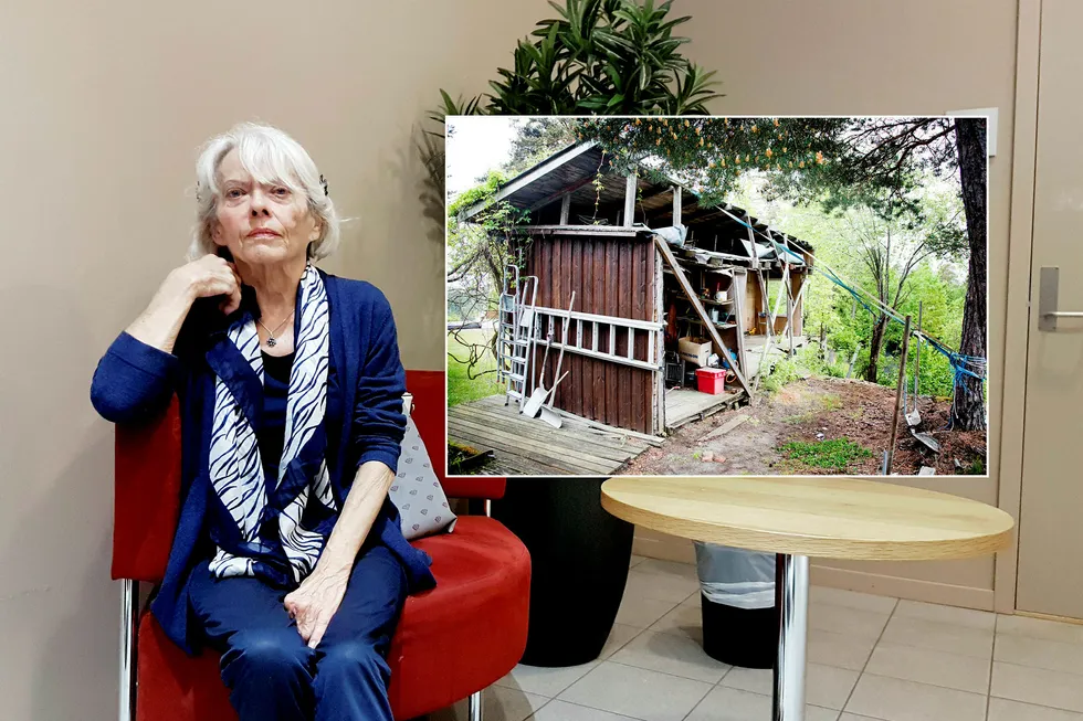 Wenche Waage fortalte om hvordan uthuset (innfelt) hadde vært brukt i mange år, helt fra hun var liten. Nabokonflikten har gått sterkt inn på henne.