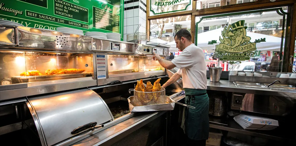 Vi må bli flinkere til å fortelle og være stolte av at vi bidrar med noe av den mest klimavennlige maten som kan produseres, og det til en stadig voksende befolkning. Villfisk er mat. Bildet er fra en fish and chips restaurant i Covent Garden, London.