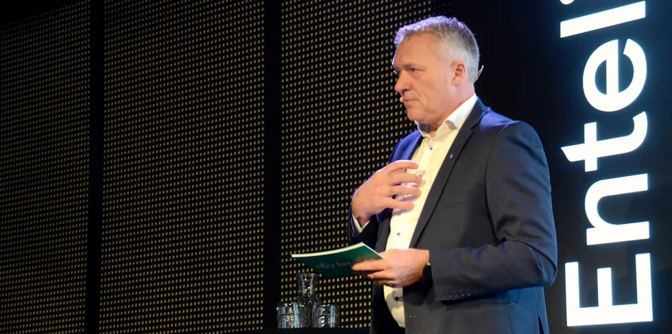 Entelios-sjef Kolbjørn Hembre tilbyr nå de nye fastpris-avtalene, men er fortsatt skeptisk: – Kundene sitter fortsatt med hele profilrisikoen, sier han.
