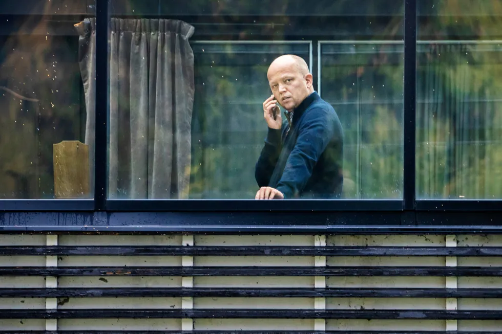 Sp-leder Trygve Slagsvold Vedum får innspill om Heimevernet mens han sonderer med Ap og SV på Hurdalssjøen Hotell.