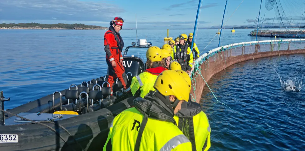 Øyvind Reinshol, formidler ved Norges Fiskerimuseum, forteller om oppdrettsanlegget til Lerøy ute i Øygarden i Vestland.