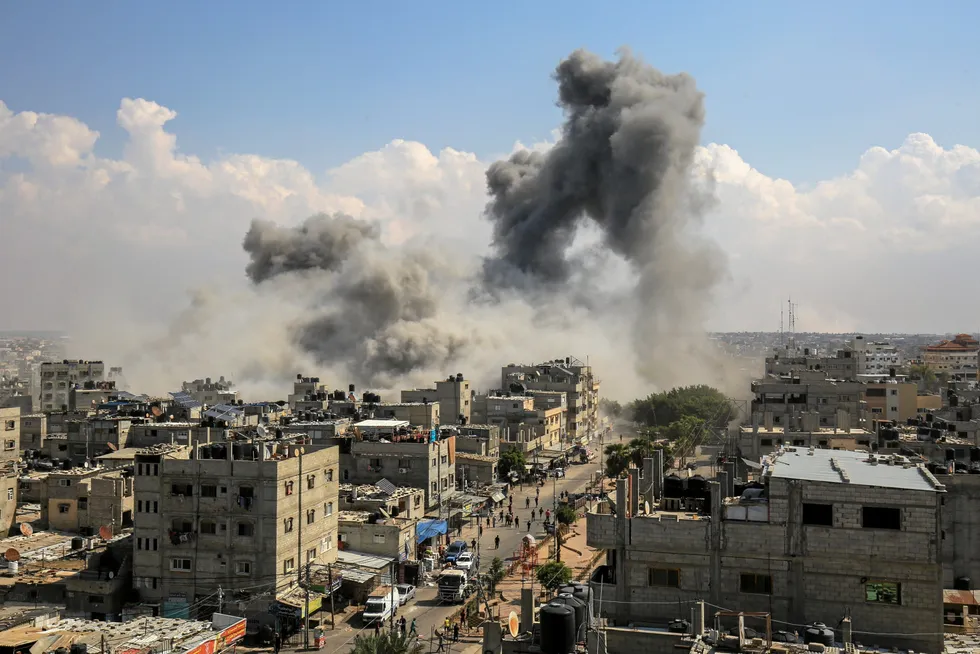 Illustrasjonsfoto: Røyken stiger opp fra byen Rafah på Gaza-stripen. Bildet er fra krigshandlinger i fjor høst.