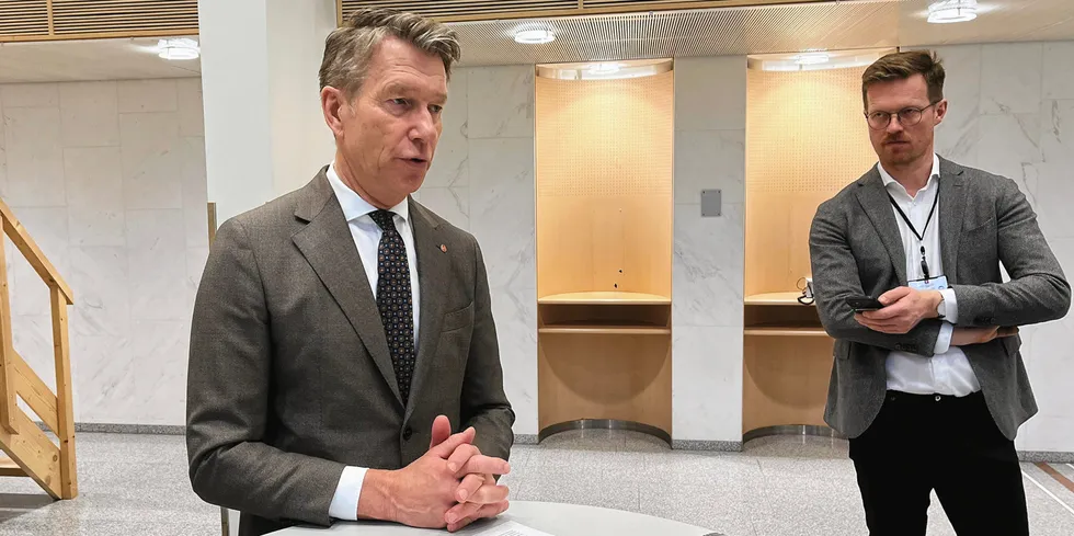 Energiminister Terje Aasland presenterte de fem selskapene som får lov til å delta i auksjonen 18. mars. Til høyre kommunikasjonssjef Arvid Samland.