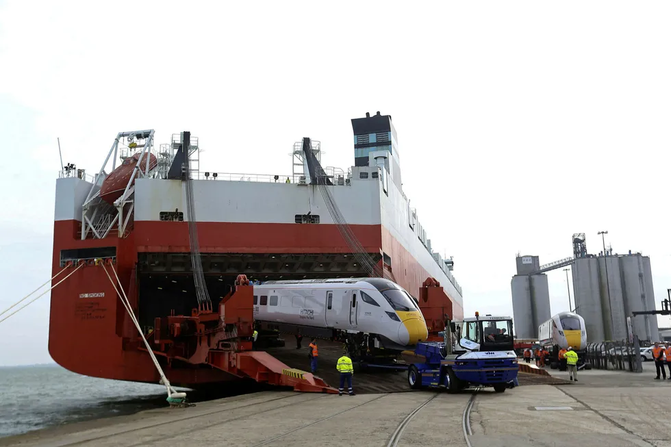 Et tog lastes av et skip driftet av Wallenius Wilhelmsen i Southampton i Storbritannia.