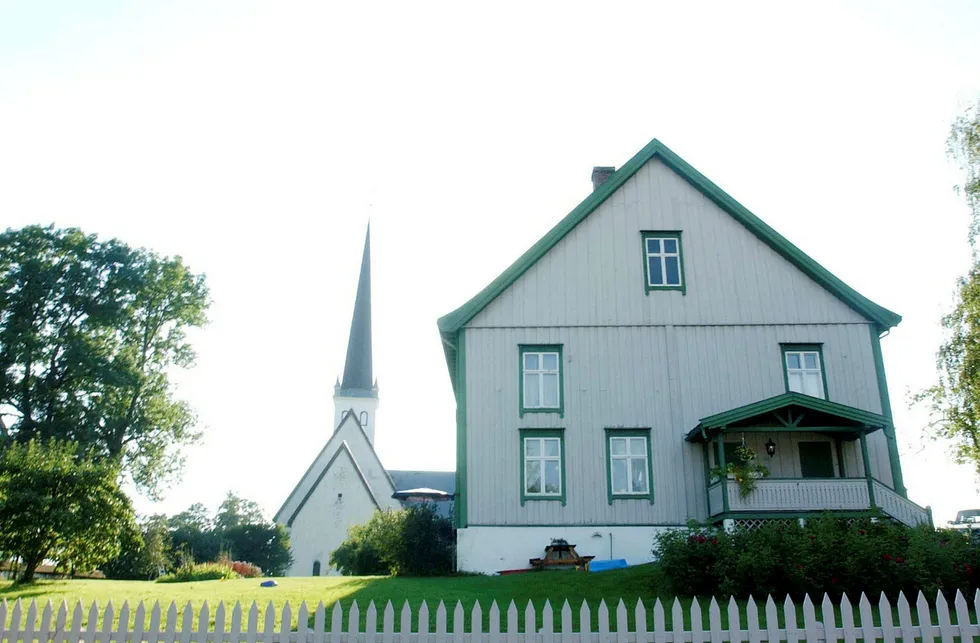 Fondet springer ut av et eierskap til prestegårdene spredt utover landet og er en av Norges største grunneiere, skriver forfatteren. Her fra Stange prestegård ved Mjøsa. Foto: Siv Seglem/VG/NTB Scanpix